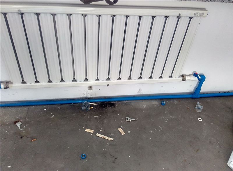 水暖工。電鎬砸墻。木工。瓦工