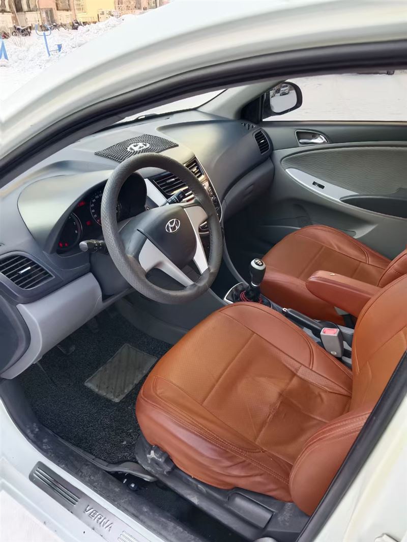 12年現(xiàn)代瑞納手動高配