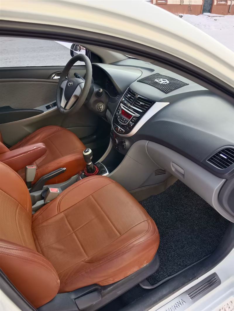 12年現(xiàn)代瑞納手動高配