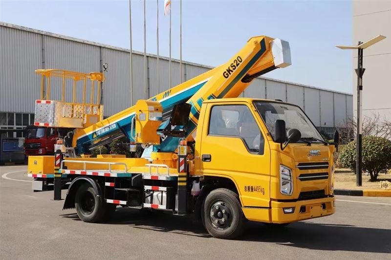 出租高空作業(yè)車，和半截子貨車