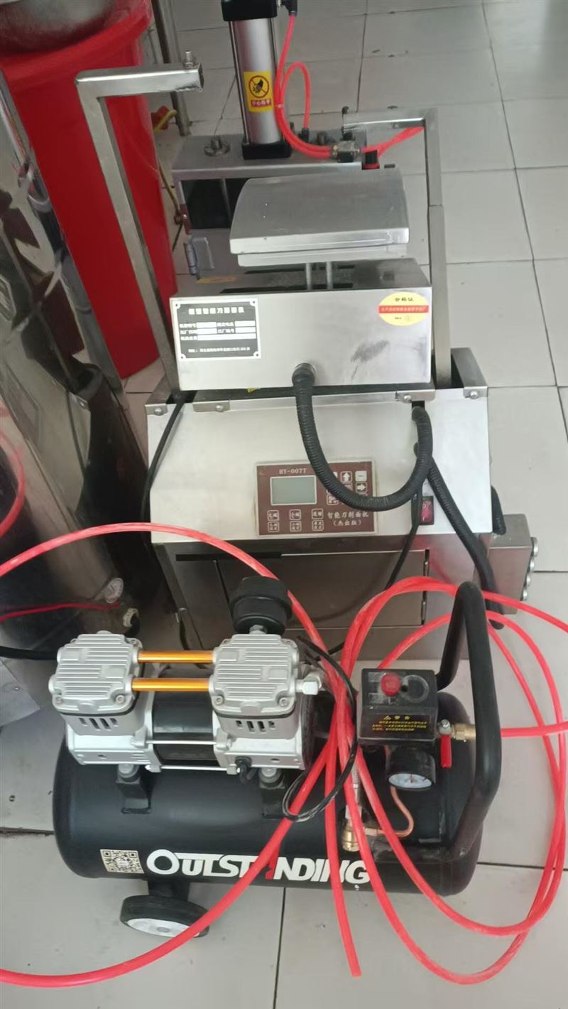 有想干刀削面的朋友們，請(qǐng)與我聯(lián)系，本人有一套9成新的刀削面設(shè)備出售