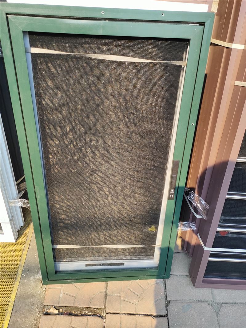 廠家定做各種紗窗，普通紗窗，鋼網(wǎng)紗窗，開扇紗窗，軟包防盜門，維修門窗。，